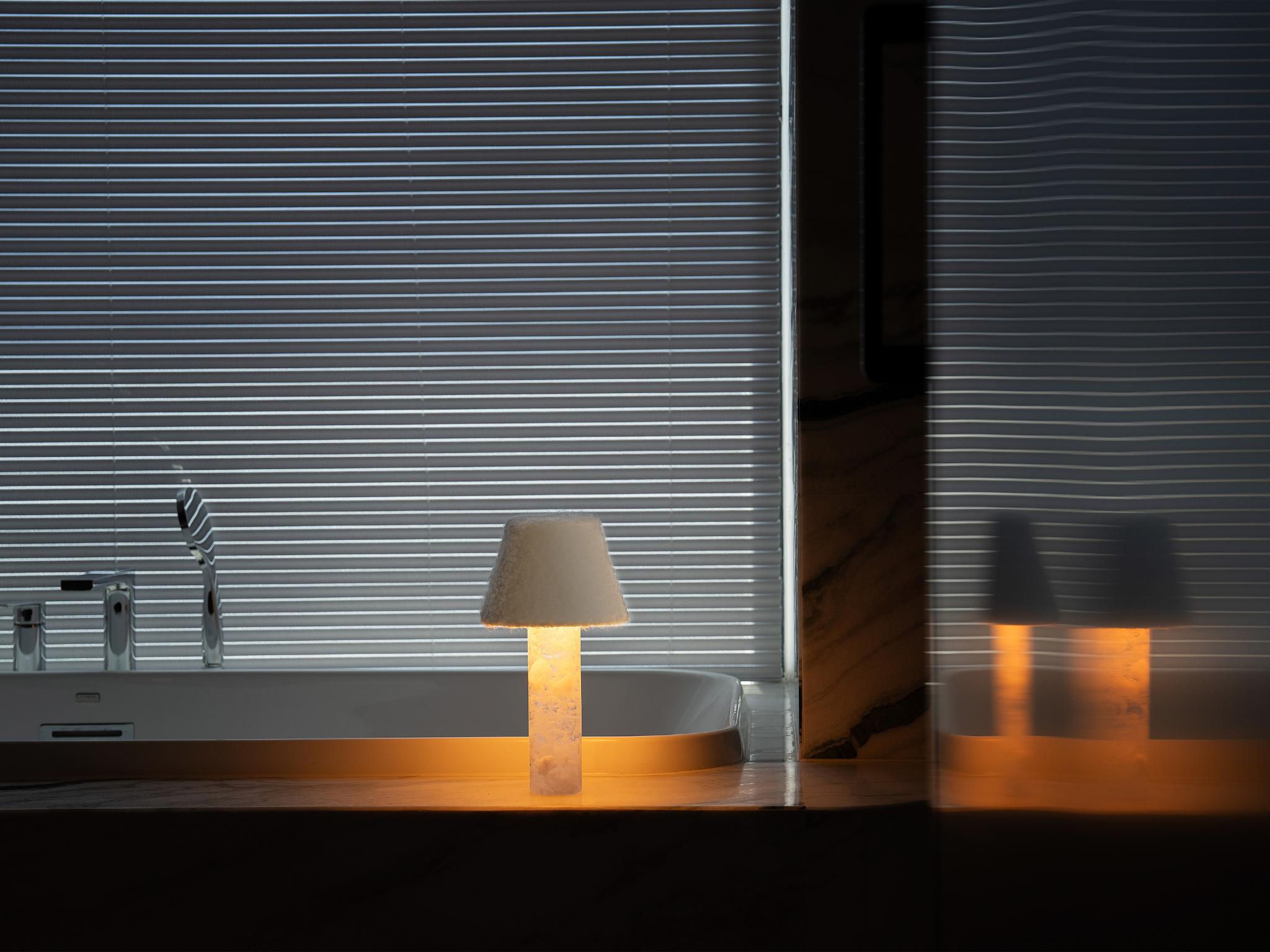 Moorgen Smart Charging Desk Lamp