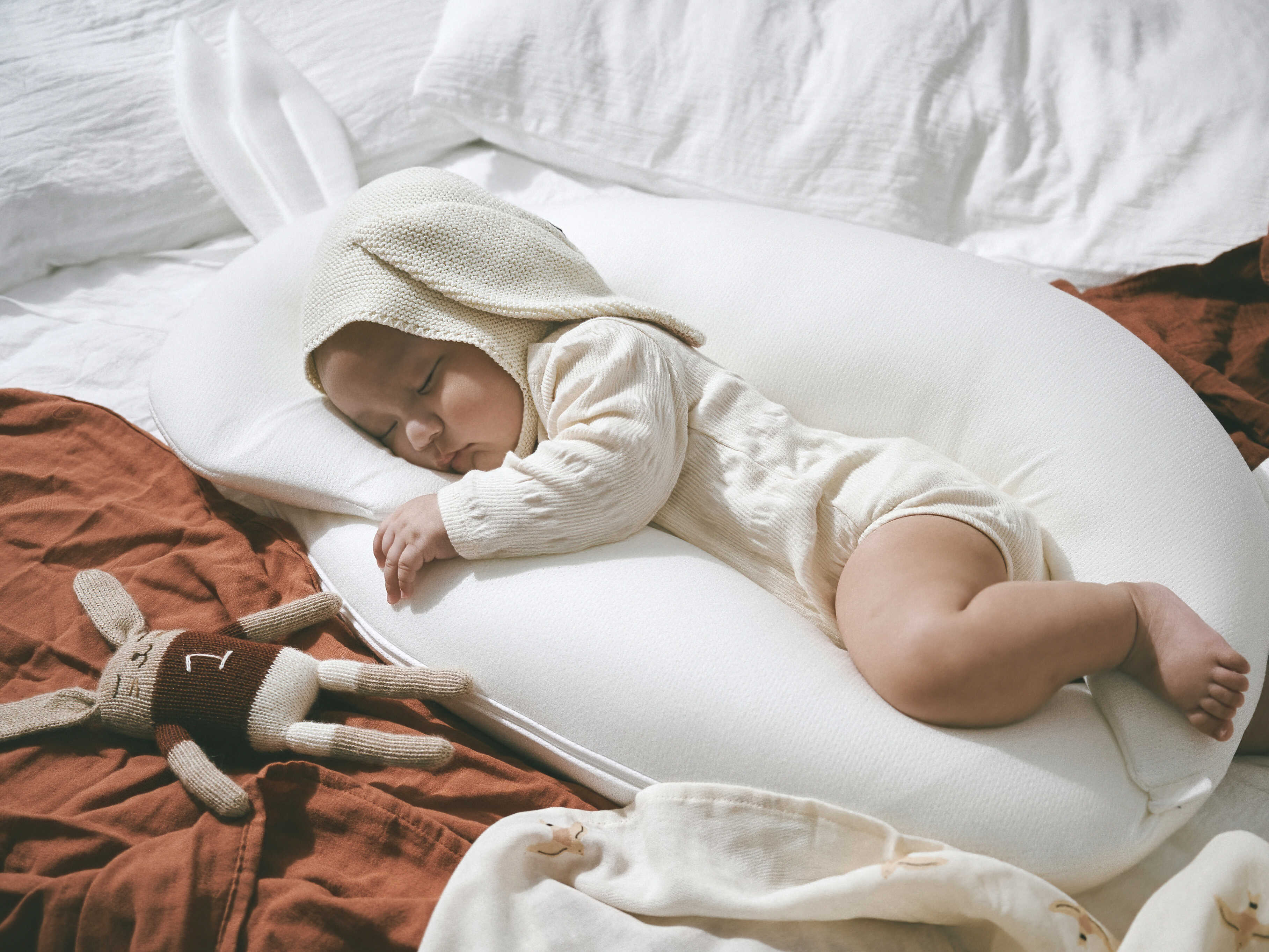 Head-to-the-side baby positioning pillow