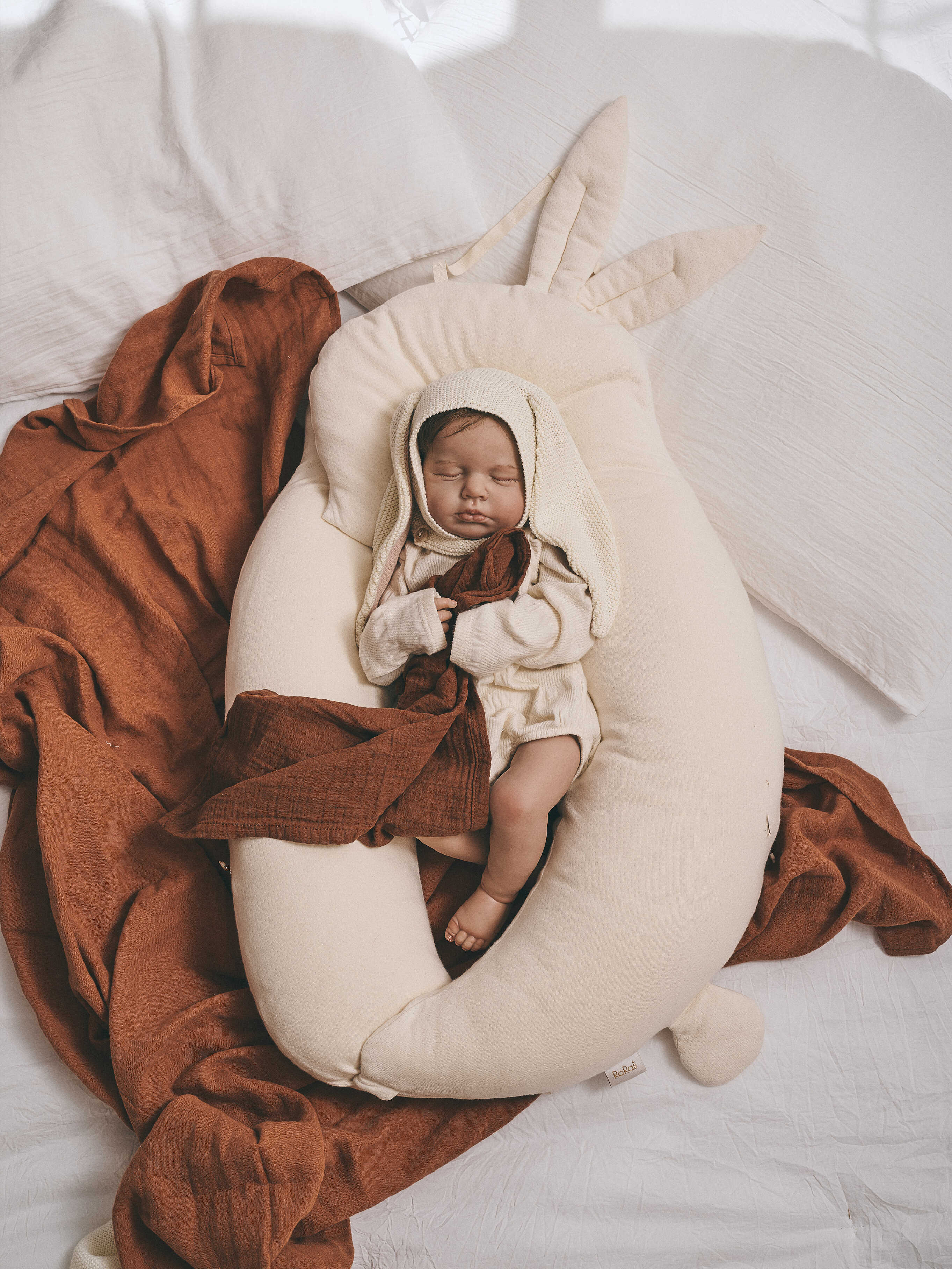 Head-to-the-side baby positioning pillow