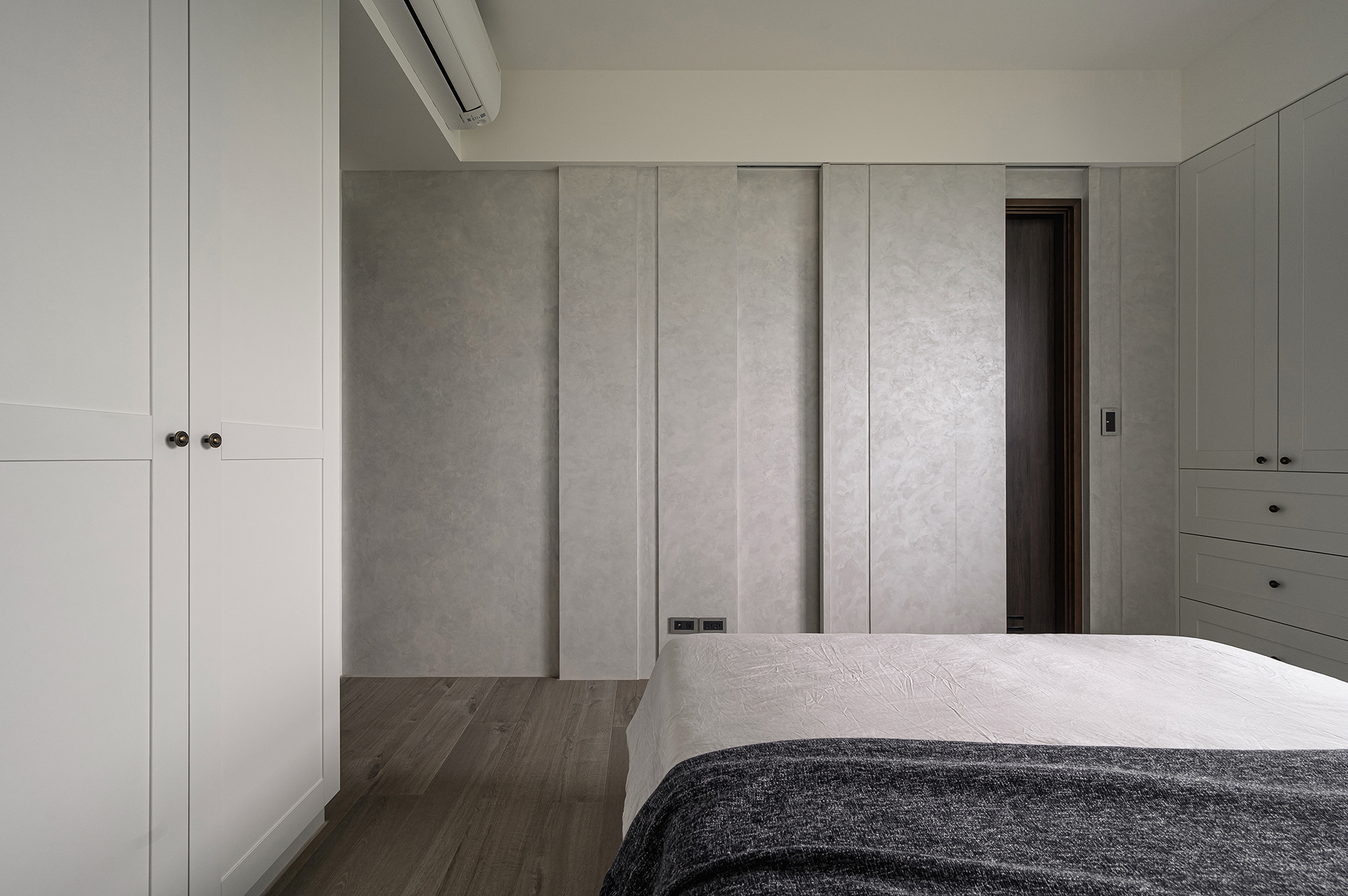 Evokes a peaceful and comfortable feeling