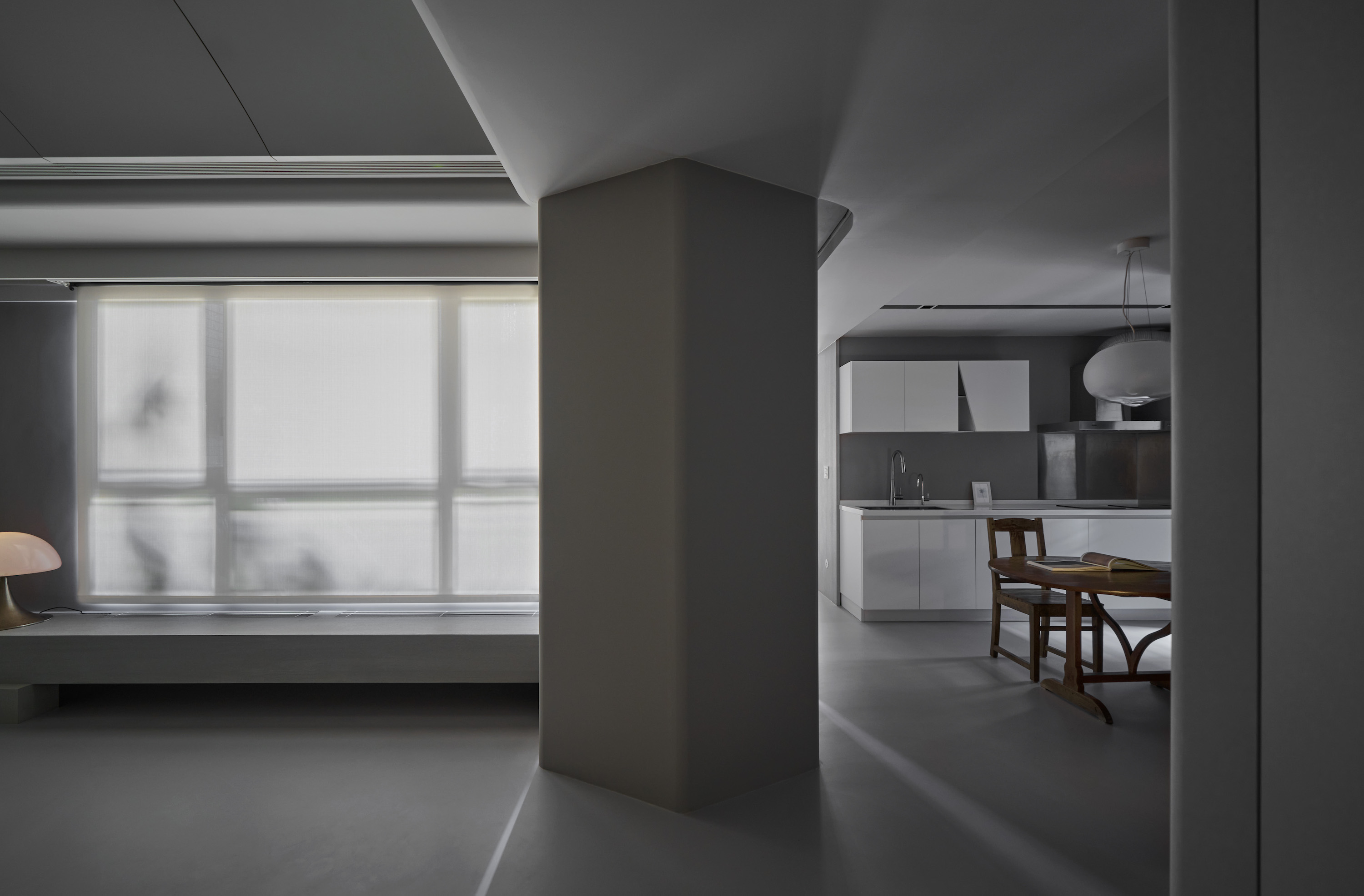 In the trail of light