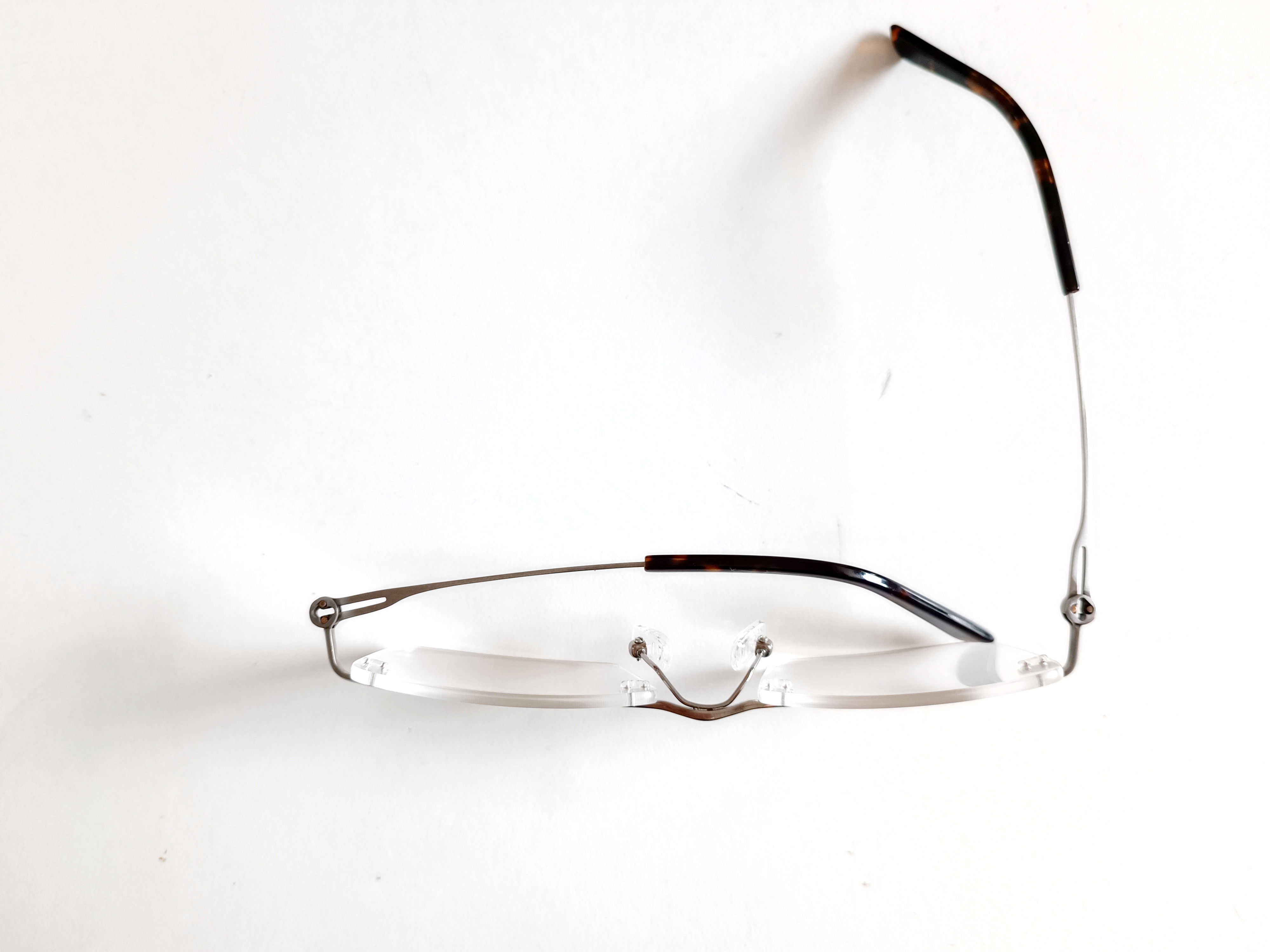 Biaxial screwless flex glasses