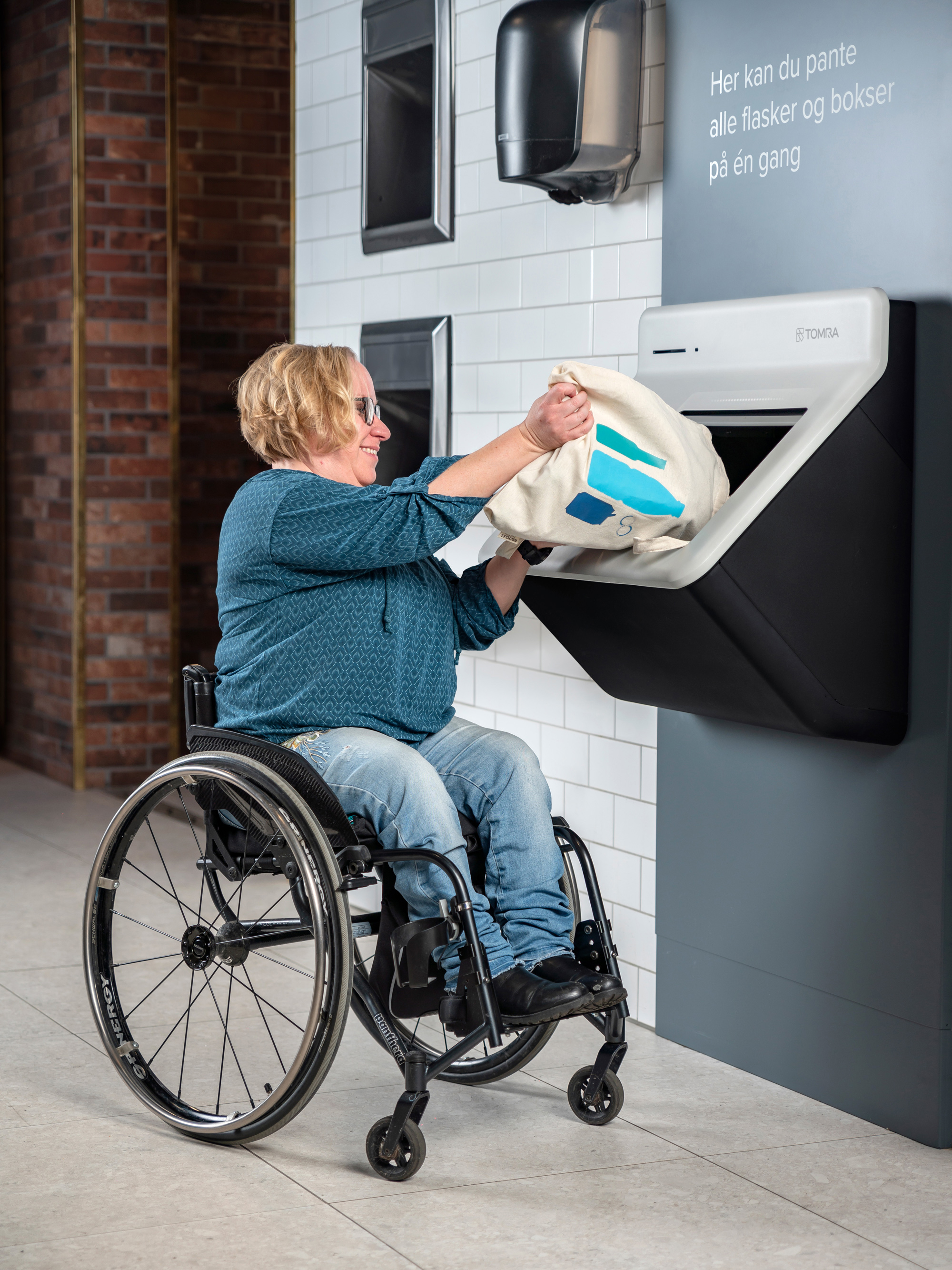 TOMRA R2 Multifeed Reverse Vending Machine