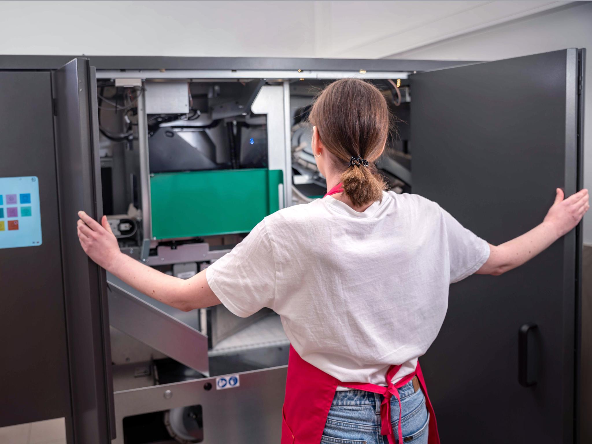 TOMRA R2 Multifeed Reverse Vending Machine