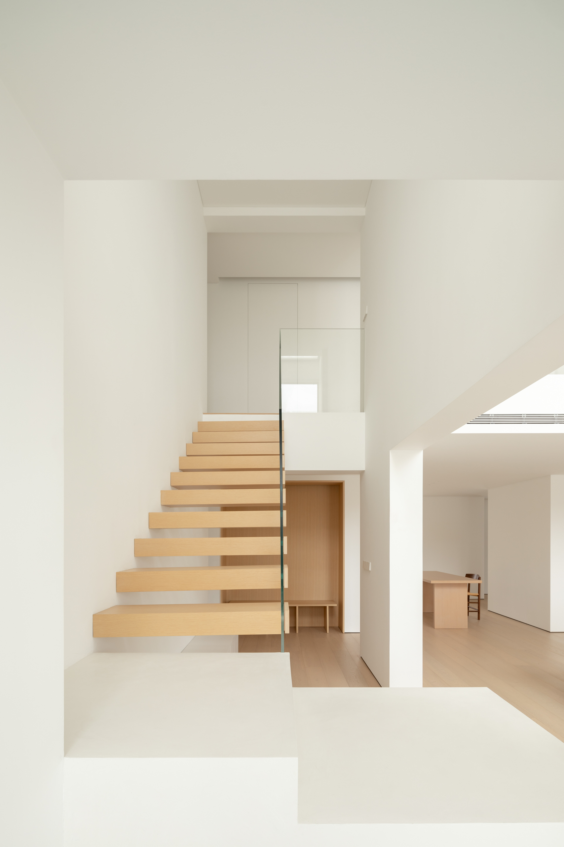 25 Penthouse Design Ideas for a Luxurious Urban Retreat - Minimalist Penthouse Room Decor