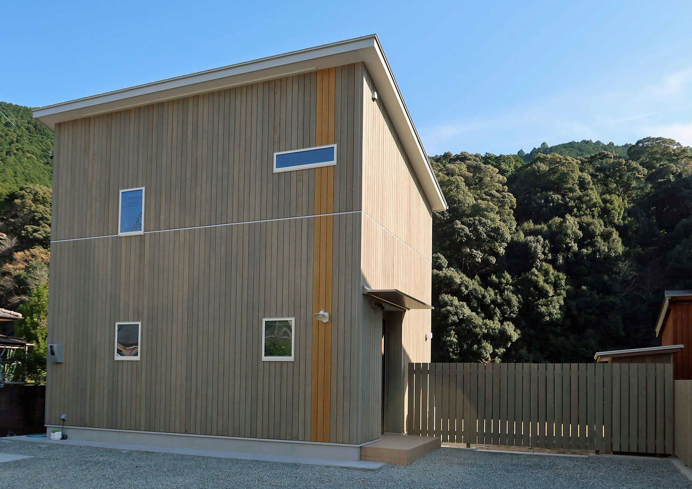 ’’Ow’’ Wood Exterior Wall with M-FECT Coating