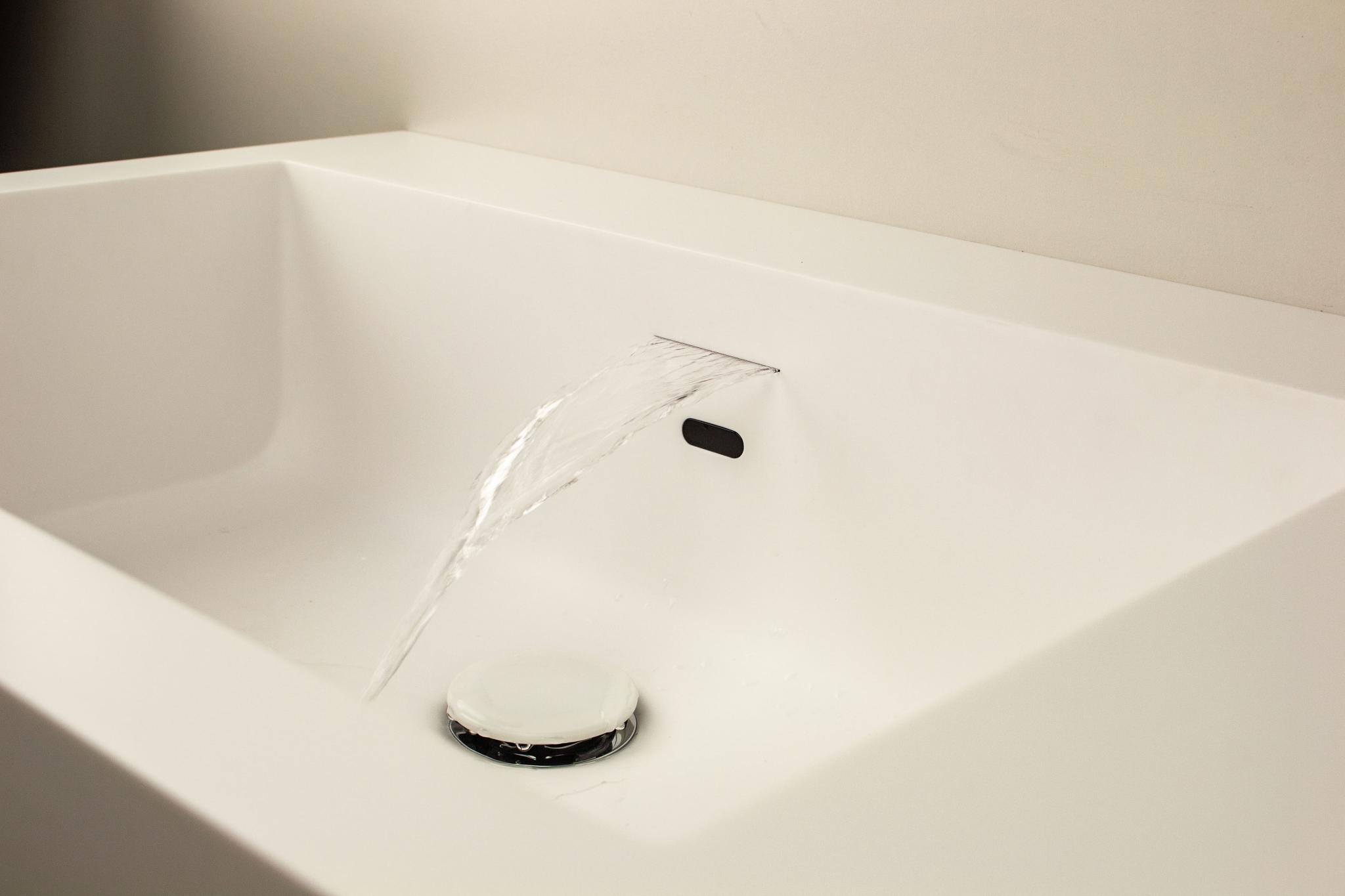 Washbasin with built-in water flow