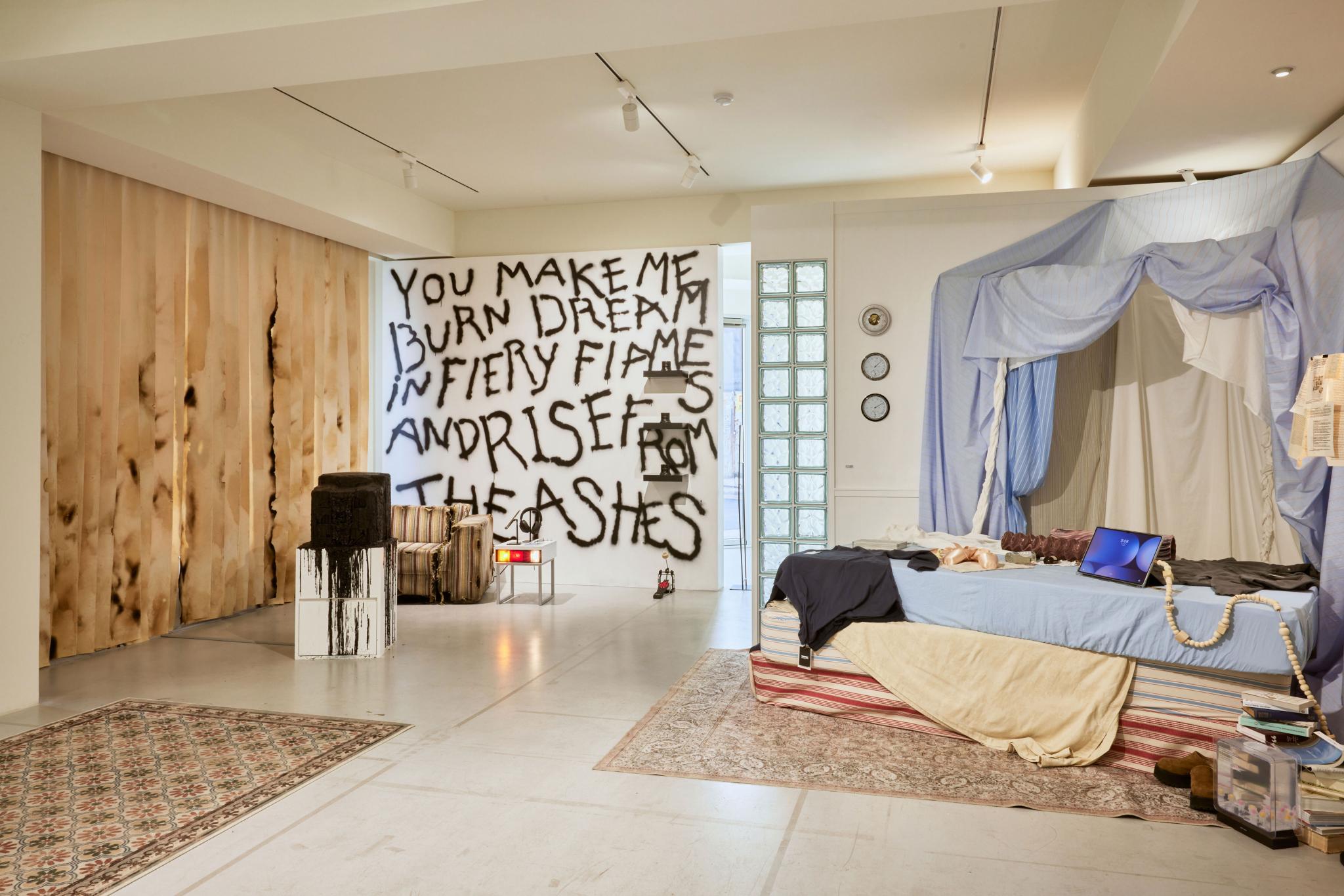 LE SSERAFIM 2025 S/S POP UP – THE HOT HOUSE