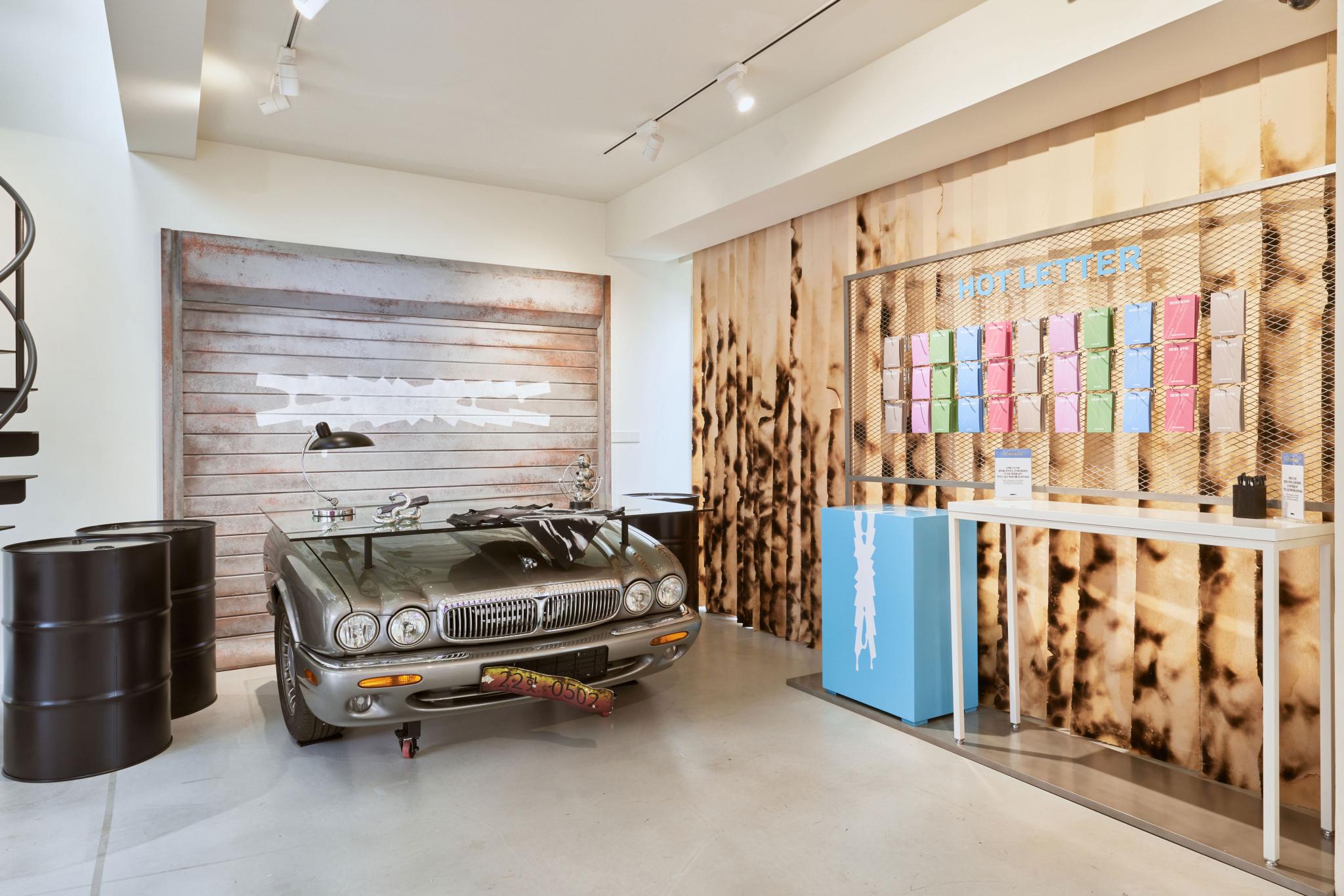 LE SSERAFIM 2025 S/S POP UP – THE HOT HOUSE