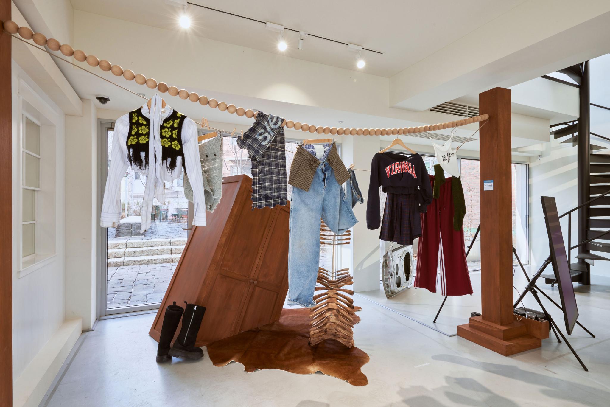 LE SSERAFIM 2025 S/S POP UP – THE HOT HOUSE