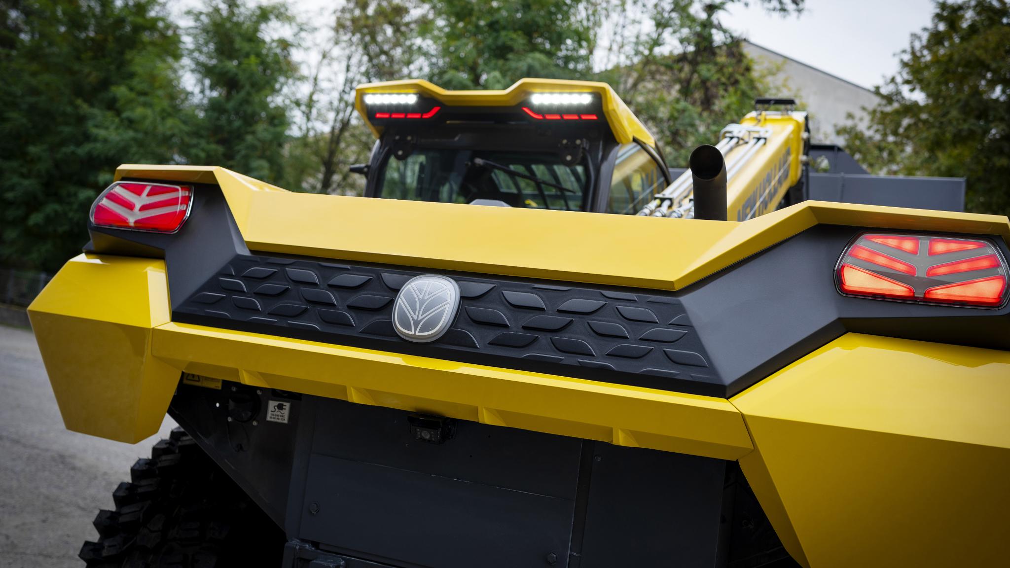 NEW HOLLAND HYBRID POWER TELEHANDLER