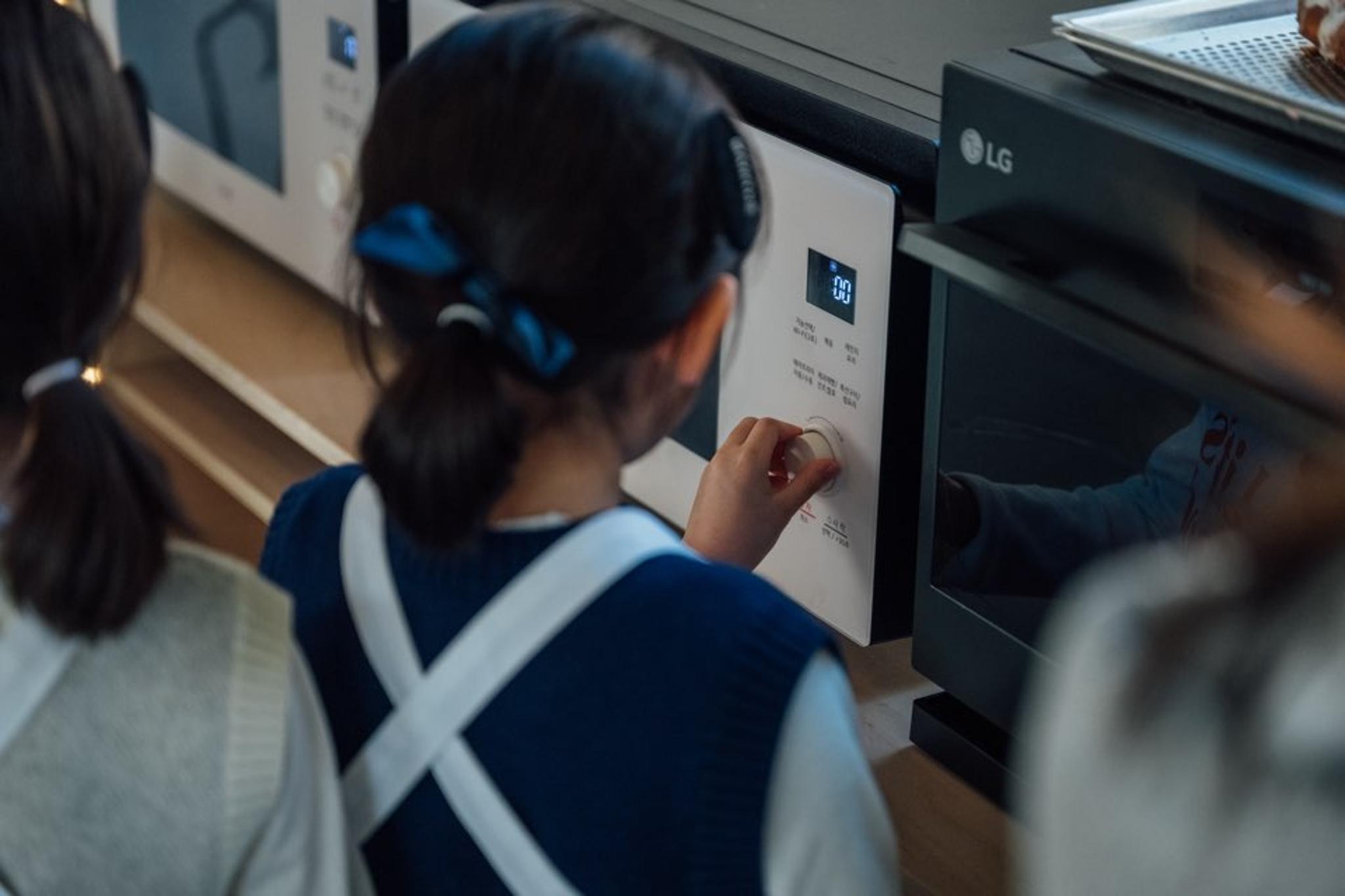 LG School | An Easy-to-Read Book and Education