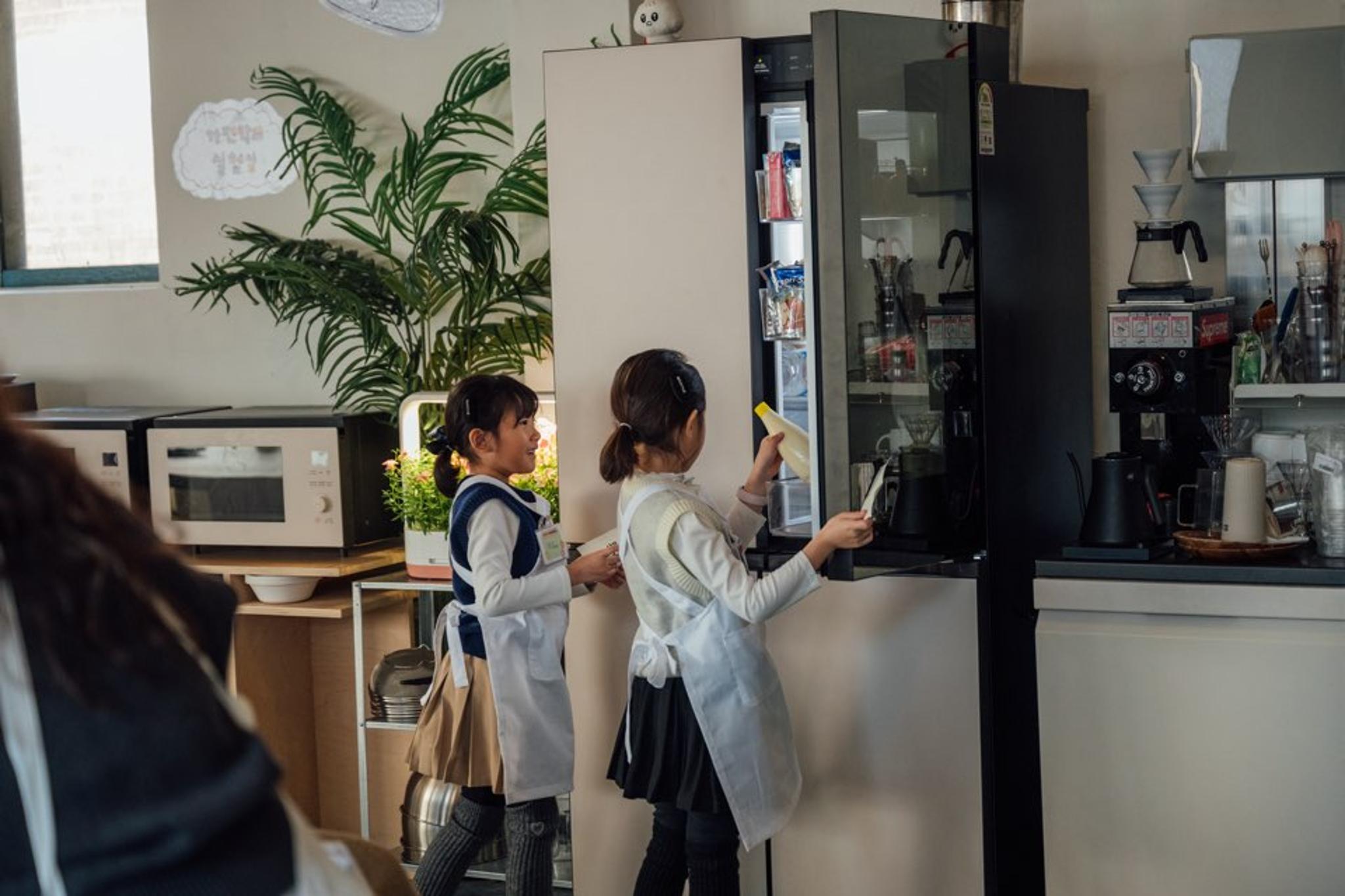 LG School | An Easy-to-Read Book and Education