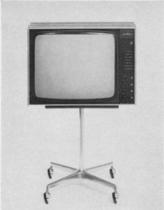 Farbfernsehgerät Beovision 800 mit Stahltisch