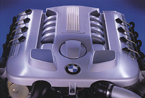 Akustikhaube des V8-Dieselmotors im neuen BMW 740 d