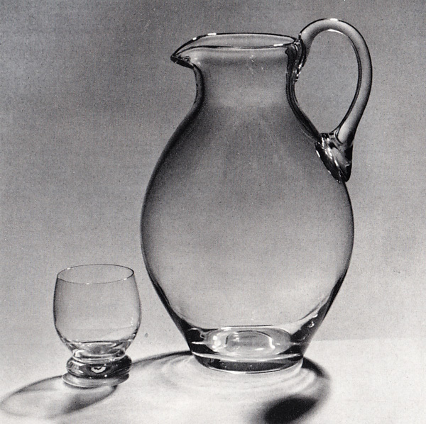 Wasserkrug und kleiner Becher