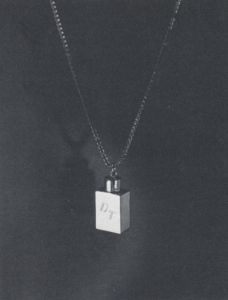 Parfüm-Flakon eckig mit passender Kette  66708