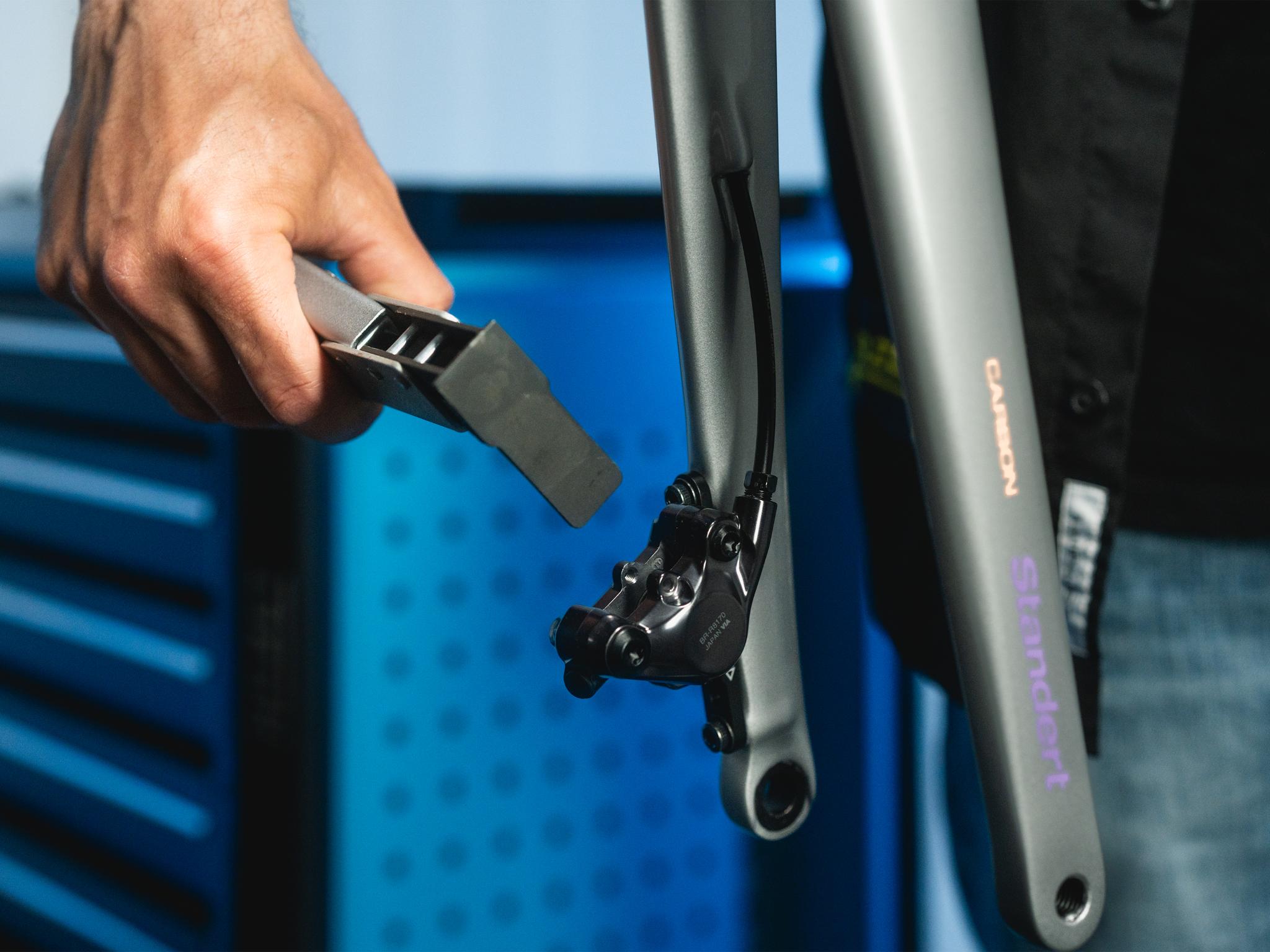 Brake piston readjusting pliers for bicycles