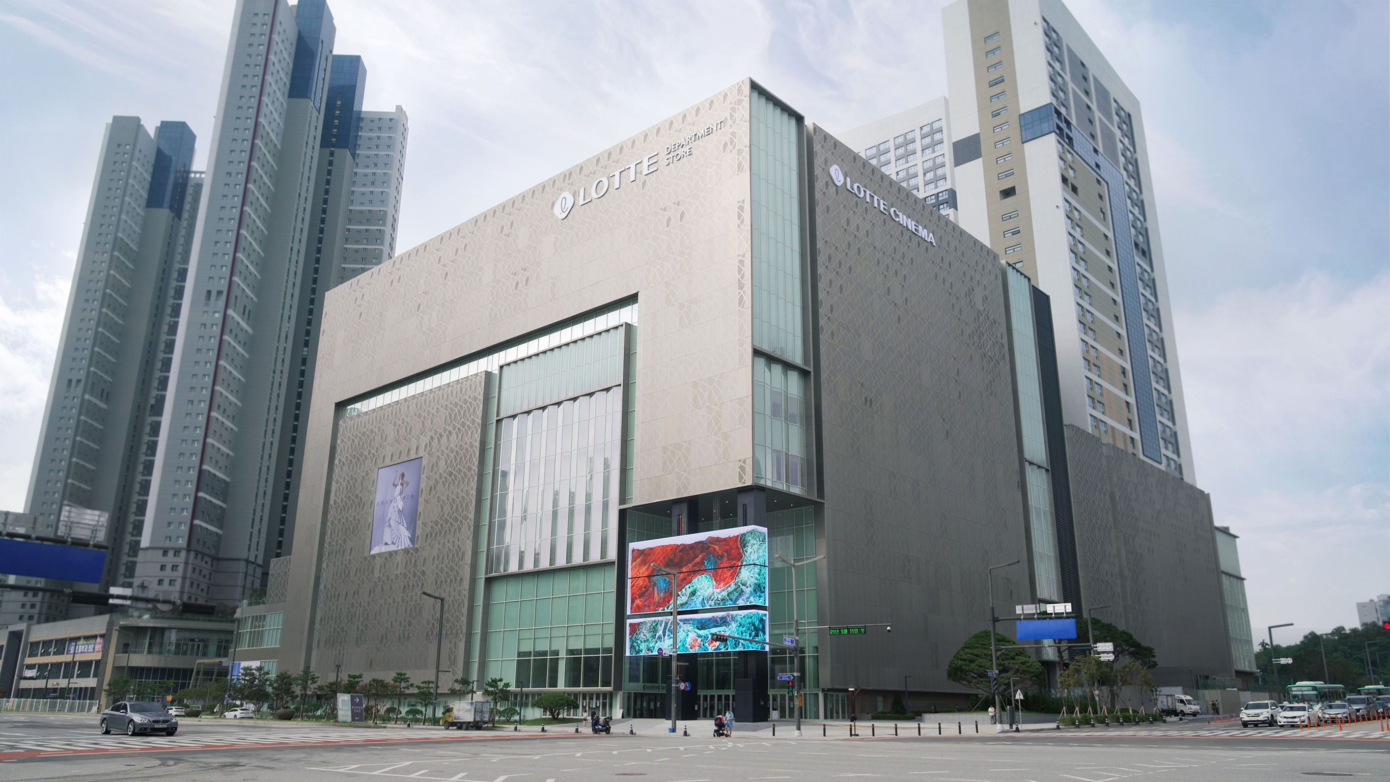 Lotte department store, Dongtan. Media monument