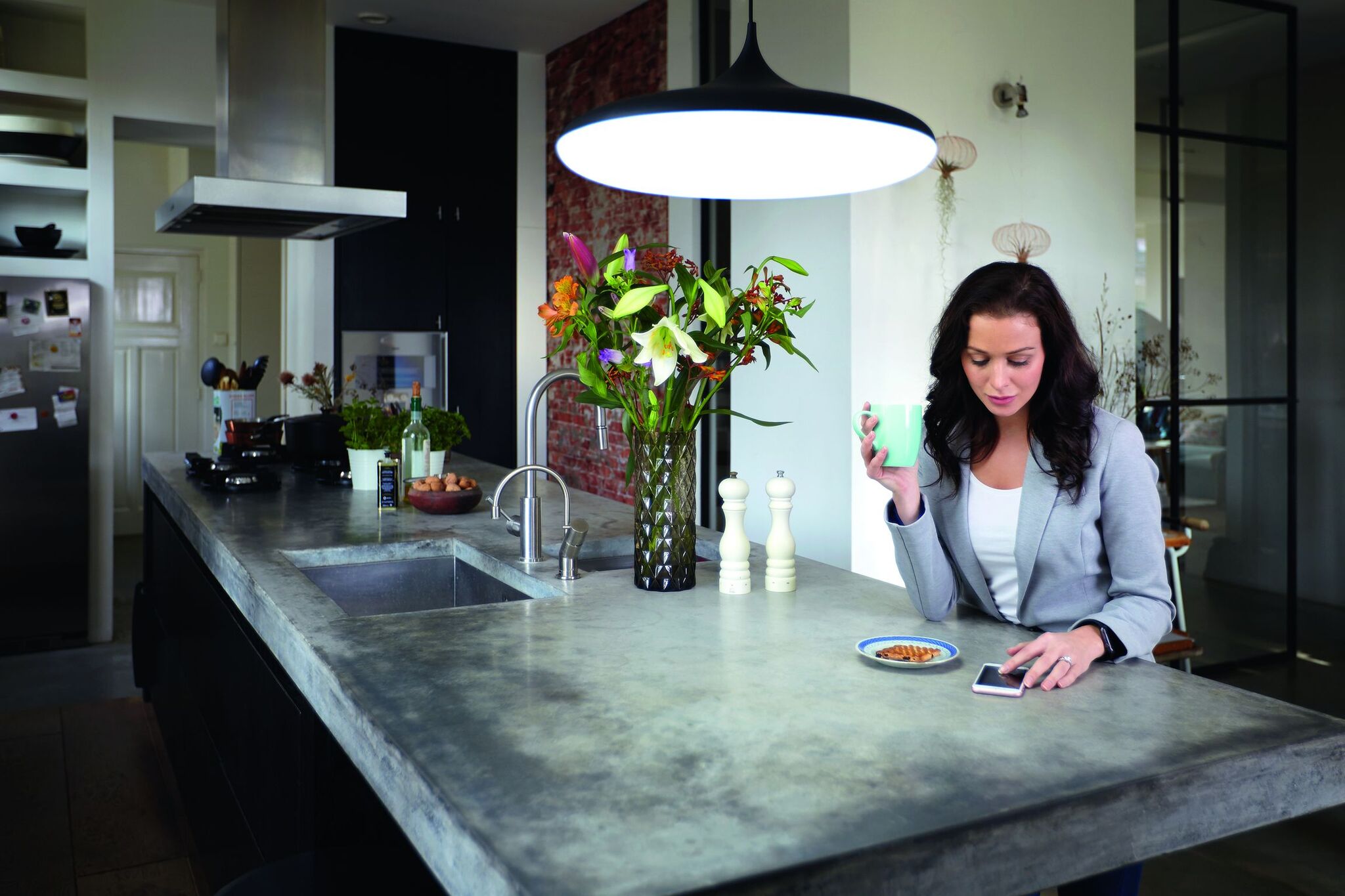 Philips Hue White ambiance A19 lamp & starter kit