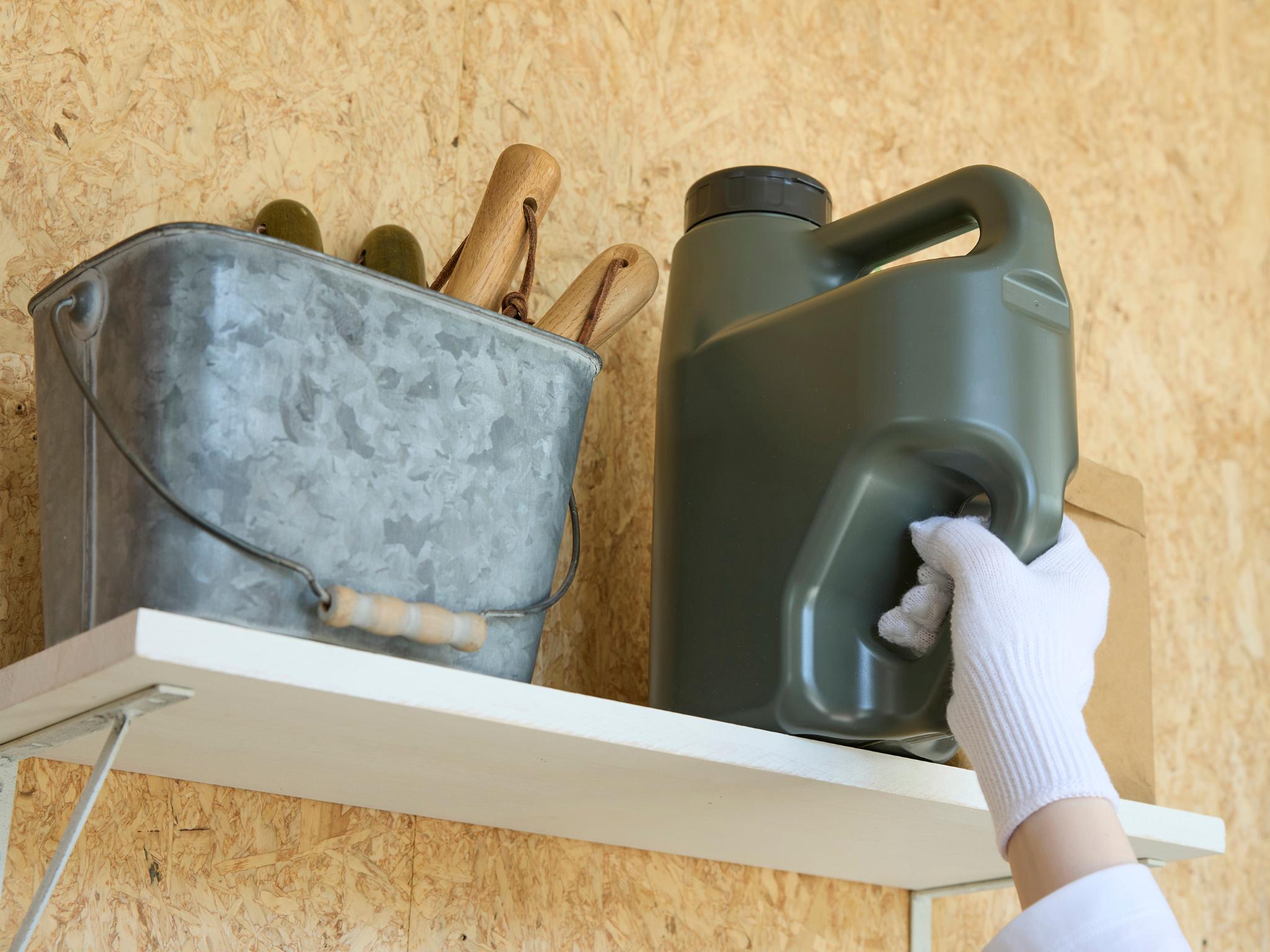 Granule spreader with storable nozzle "Nozpita"