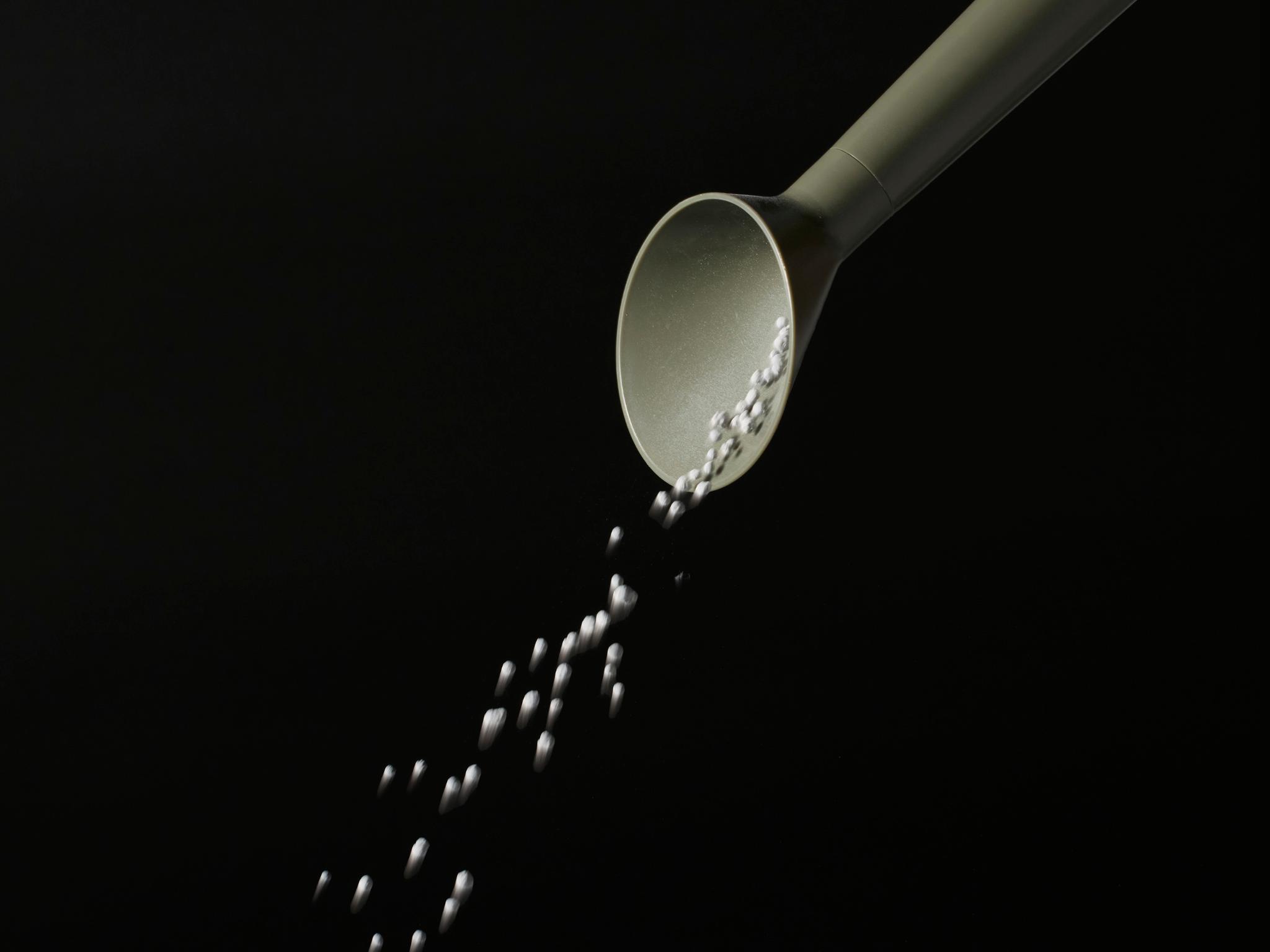 Granule spreader with storable nozzle "Nozpita"