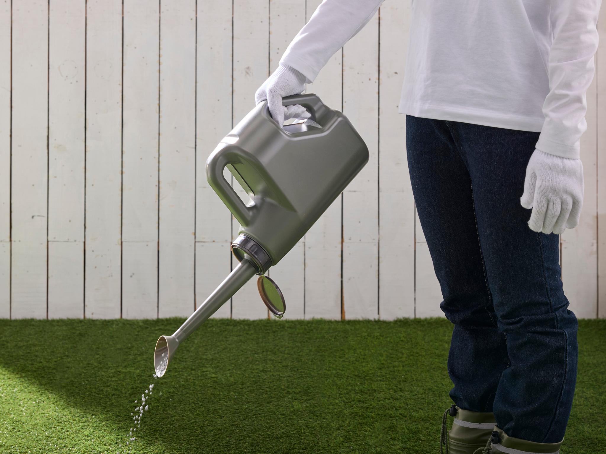 Granule spreader with storable nozzle "Nozpita"